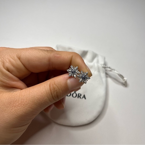 NWTS Pandora Sparkling Silver Snowflake Earrings - Picture 1 of 4
